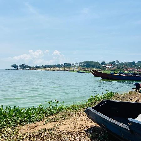 Homeonthenile Lake View Double Jinja Bagian luar foto